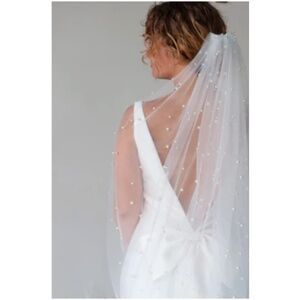 Scattered Pearl Fingertip Veil